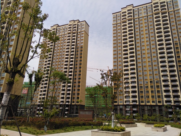 六安市梅花西苑小區定做陽臺護欄、百葉窗案例