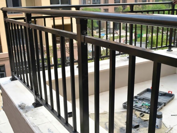 陽臺(tái)圍欄的材質(zhì)有哪些? 陽臺(tái)圍欄的材質(zhì)有哪些?