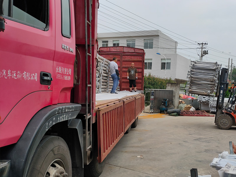 金用護欄2020年7月26日陽臺玻璃護欄裝車發(fā)貨! 金用護欄2020年7月26日陽臺玻璃護欄裝車發(fā)貨!