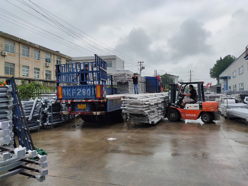 金用護欄2020年7月28日鋅鋼陽臺玻璃護欄裝車發貨! 金用護欄2020年7月28日鋅鋼陽臺玻璃護欄裝車發貨!