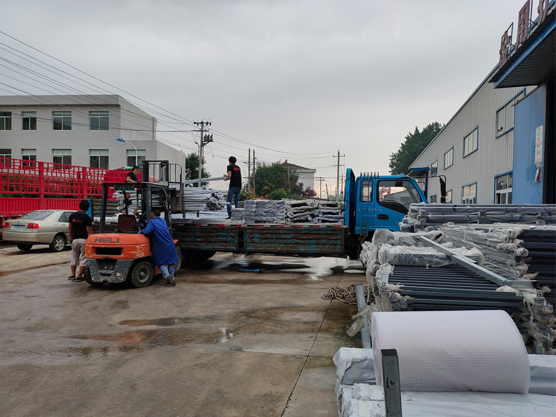 金用護欄2020年7月28日鋅鋼玻璃護欄裝車發貨! 金用護欄2020年7月28日鋅鋼玻璃護欄裝車發貨!