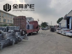 金用護欄2020年7月29日鋅鋼玻璃護欄裝車發(fā)貨！