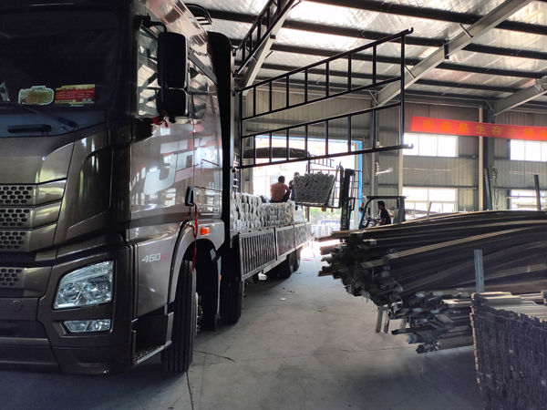 金用護欄2020年8月3日鋅鋼陽臺護欄裝車發貨！