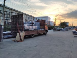 金用護欄2020年8月4日鋅鋼陽臺玻璃護欄裝車發(fā)貨！