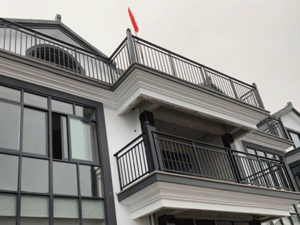 陽臺護欄用哪種材質性價比高？