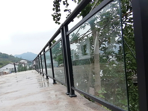 陽臺護欄用哪種材質性價比高？