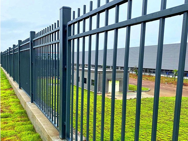 鋅鋼護欄和鐵藝護欄誰的性價比高？看過這里你就知道了！