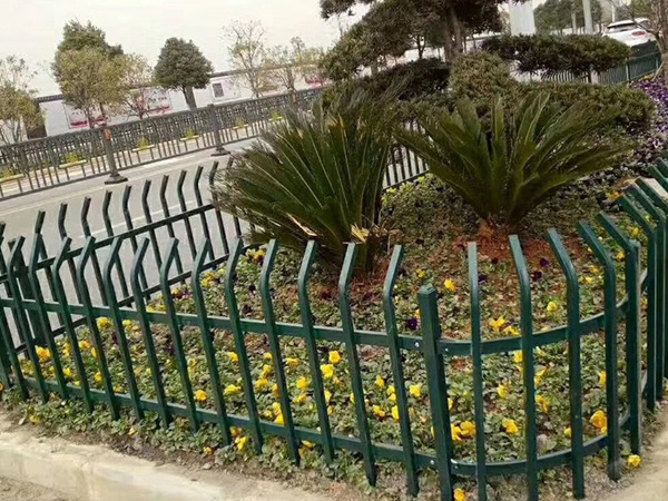 鋅鋼圍欄和鐵藝圍欄哪個好?看過這里你就清楚了! 鋅鋼圍欄和鐵藝圍欄哪個好?看過這里你就清楚了!
