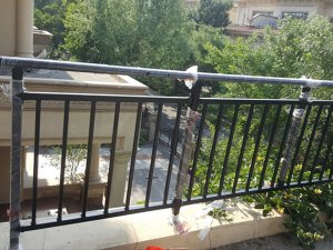 哪種陽臺(tái)護(hù)欄最適合小區(qū)樓盤上使用?這種材質(zhì)最合適! 哪種陽臺(tái)護(hù)欄最適合小區(qū)樓盤上使用?這種材質(zhì)最合適!