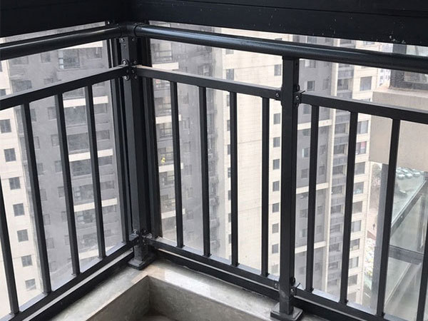 鋅鋼護欄由哪些部分組成？