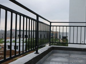 鋅鋼護欄廠家哪家價格便宜質(zhì)量又好？