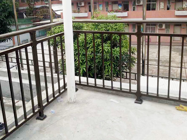 陽(yáng)臺(tái)護(hù)欄用什么材料好? 陽(yáng)臺(tái)護(hù)欄用什么材料好?