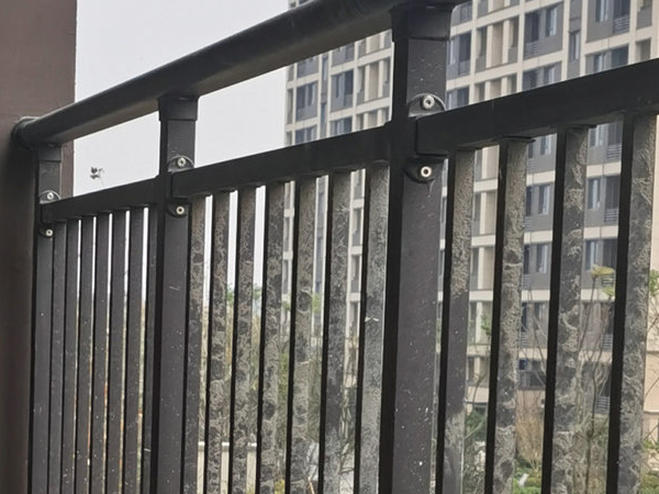 陽臺(tái)護(hù)欄定制多少錢一米？