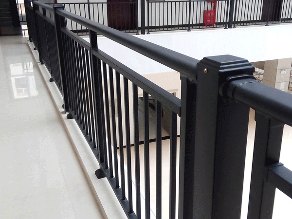 快速辨別鋅鋼護欄質(zhì)量好壞的兩個方法 快速辨別鋅鋼護欄質(zhì)量好壞的兩個方法