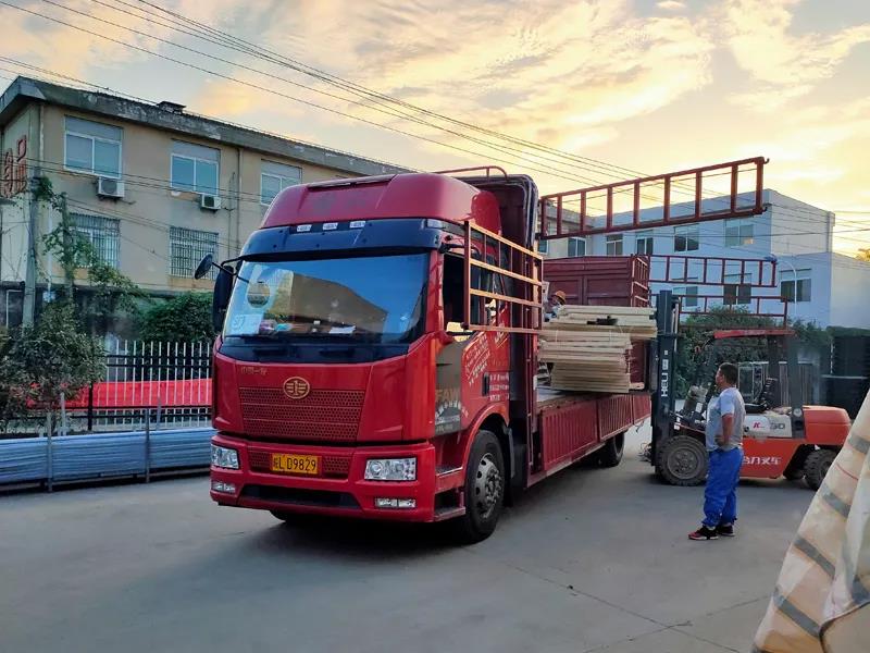 金用護(hù)欄2021年9月16日鋅鋼百葉窗發(fā)貨！