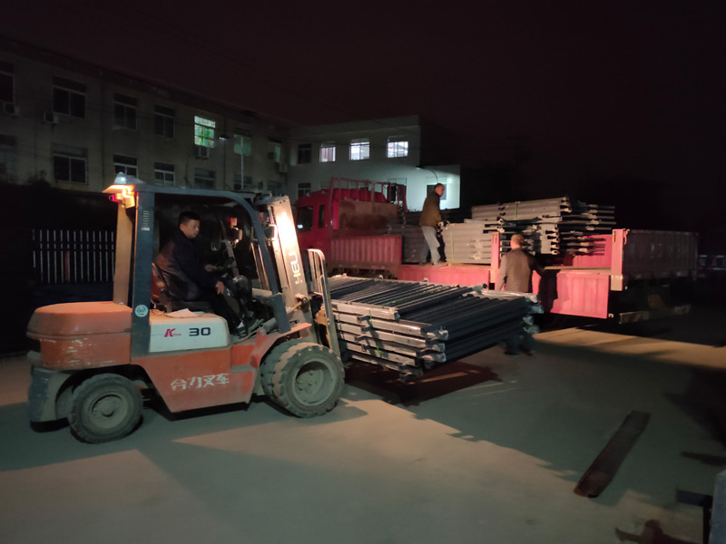 金用護欄2021年12月8日鋅鋼陽臺欄桿裝車發(fā)貨! 金用護欄2021年12月8日鋅鋼陽臺欄桿裝車發(fā)貨!