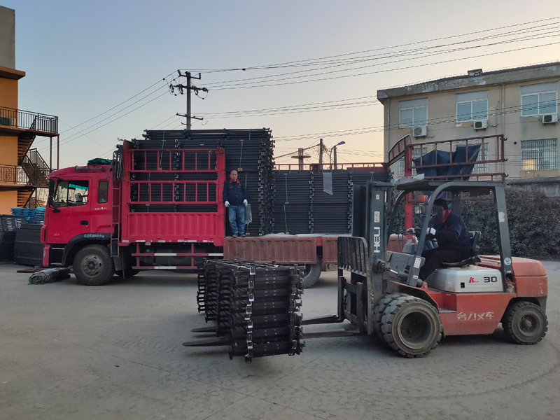 金用護欄2021年12月25日鋅鋼護窗欄桿裝車發貨！