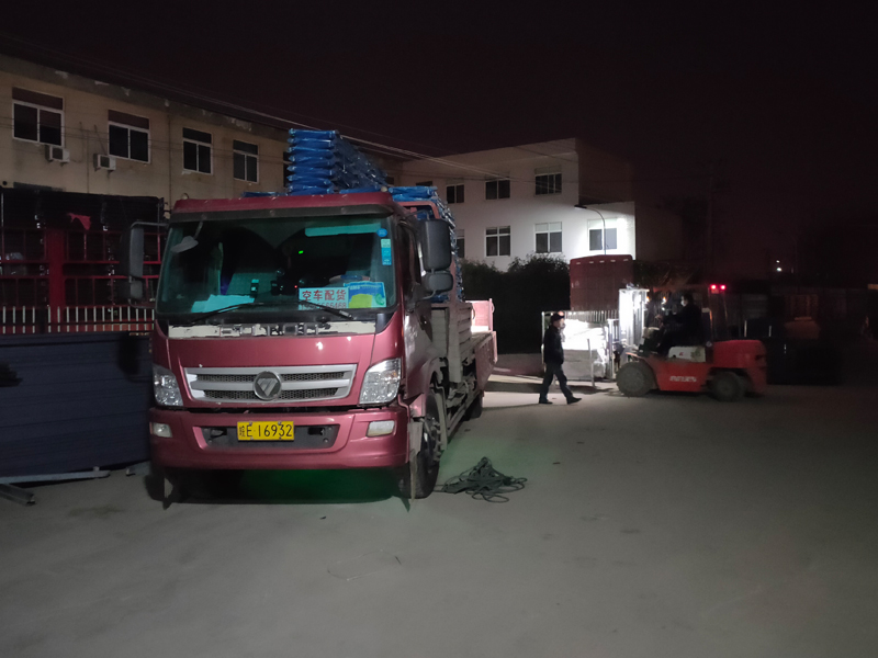 金用護(hù)欄2021年12月27日鋅鋼連廊欄桿裝車(chē)發(fā)貨！