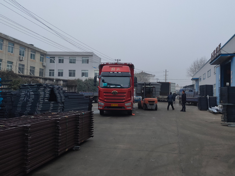 金用護欄2021年12月30日鋅鋼百葉窗裝車發貨！