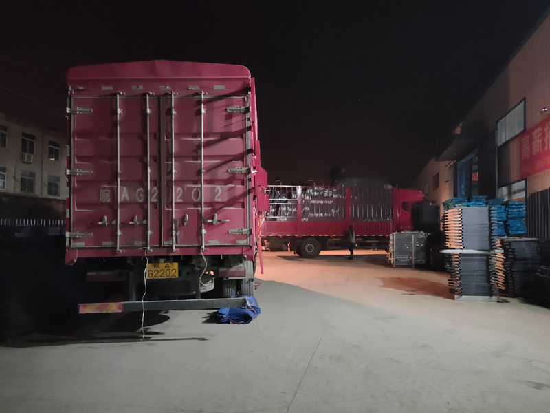 金用護(hù)欄2021年12月31日鋅鋼百葉窗裝車發(fā)貨！