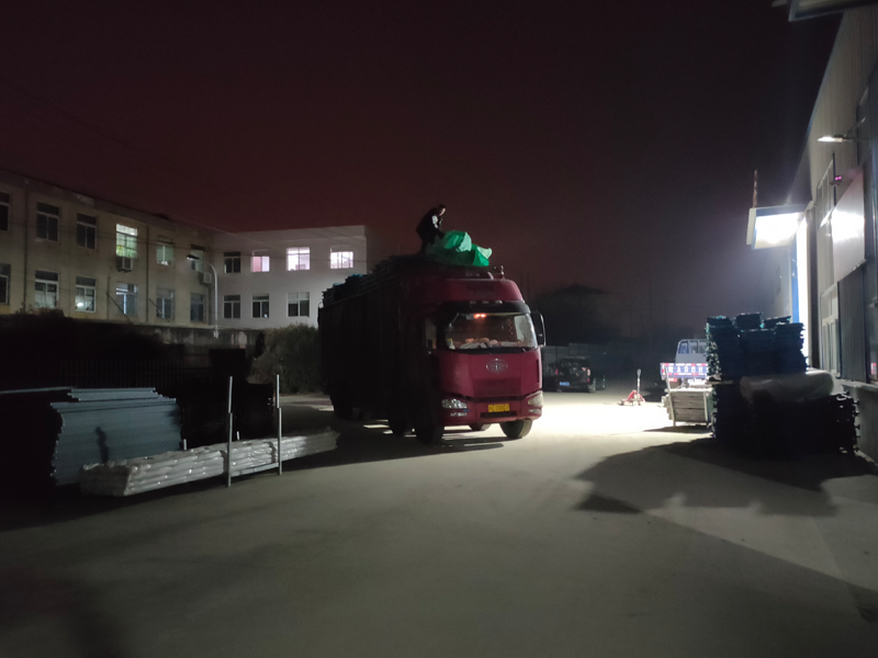 金用護(hù)欄2022年1月20日鋅鋼陽臺欄桿裝車發(fā)貨！