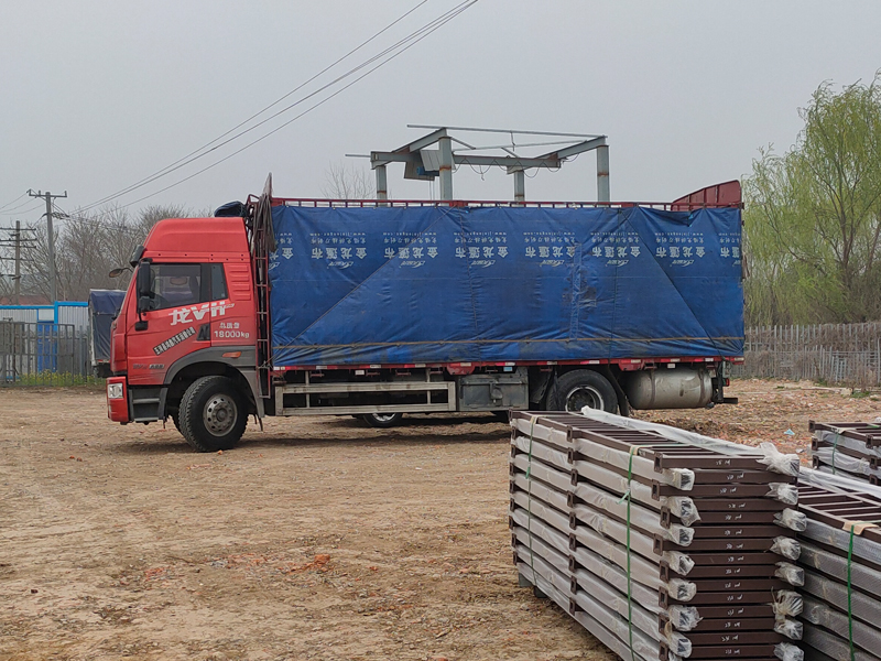 金用護(hù)欄2022年3月14日鋅鋼連廊欄桿裝車發(fā)貨！