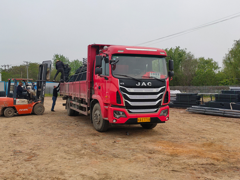 金用護欄2022年4月16日鋅鋼連廊欄桿裝車發貨！