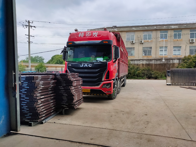 金用護欄2022年5月9日鋁合金百葉窗裝車發(fā)貨! 金用護欄2022年5月9日鋁合金百葉窗裝車發(fā)貨!