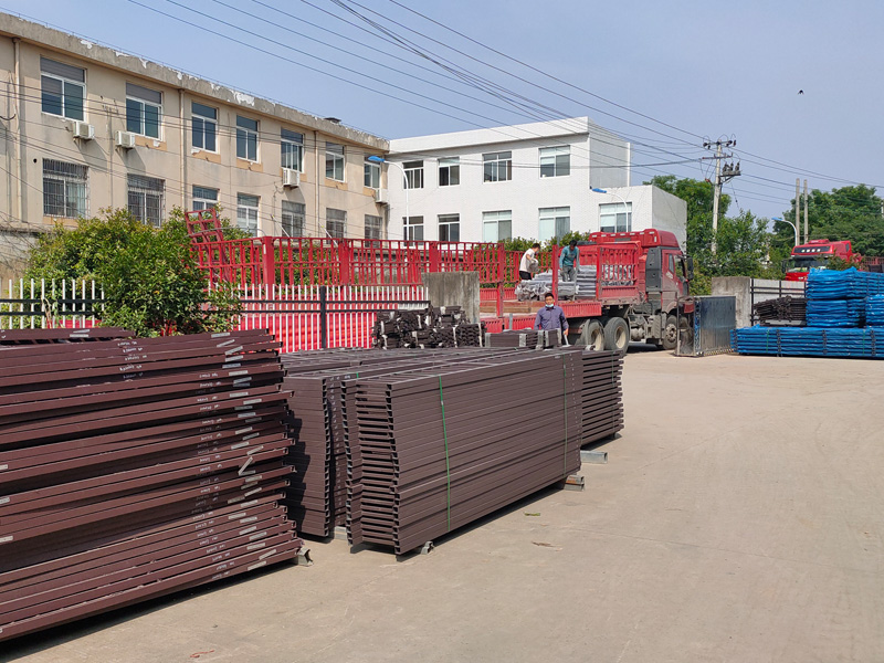 金用護(hù)欄2022年5月23日鋅鋼飄窗欄桿裝車發(fā)貨！