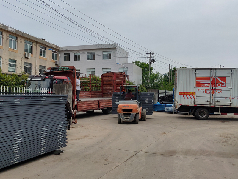 金用護欄2022年5月26日鋅鋼百葉窗裝車發貨！