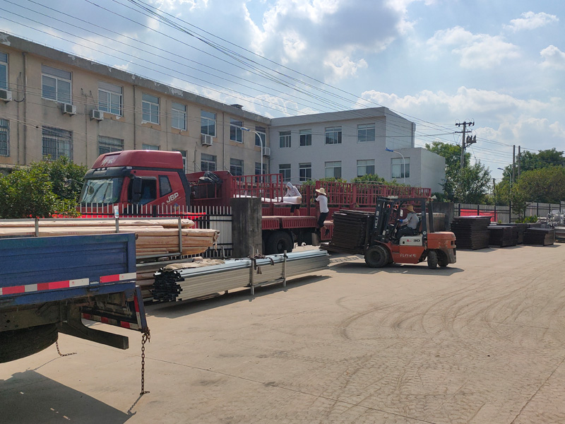 金用護欄2022年6月16日鋅鋼百葉窗裝車發貨! 金用護欄2022年6月16日鋅鋼百葉窗裝車發貨!