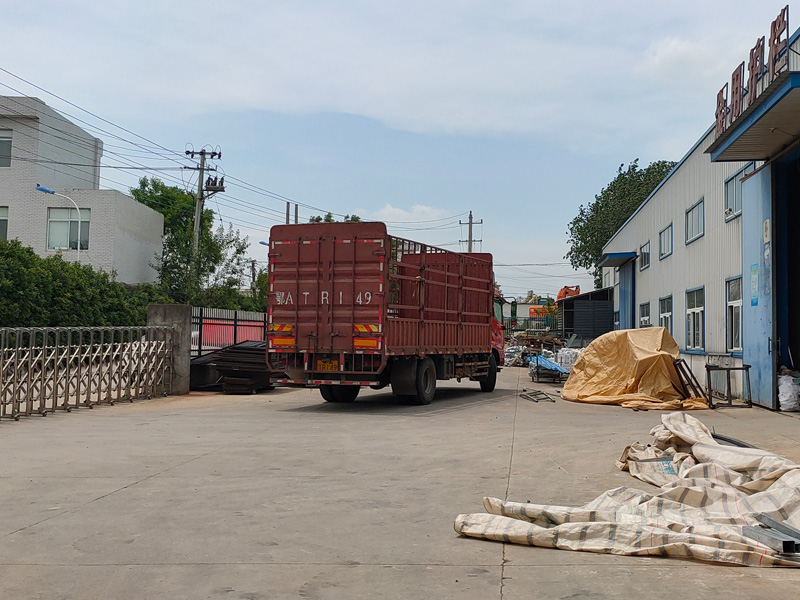 金用護欄2022年6月27日鋅鋼百葉窗裝車發貨！