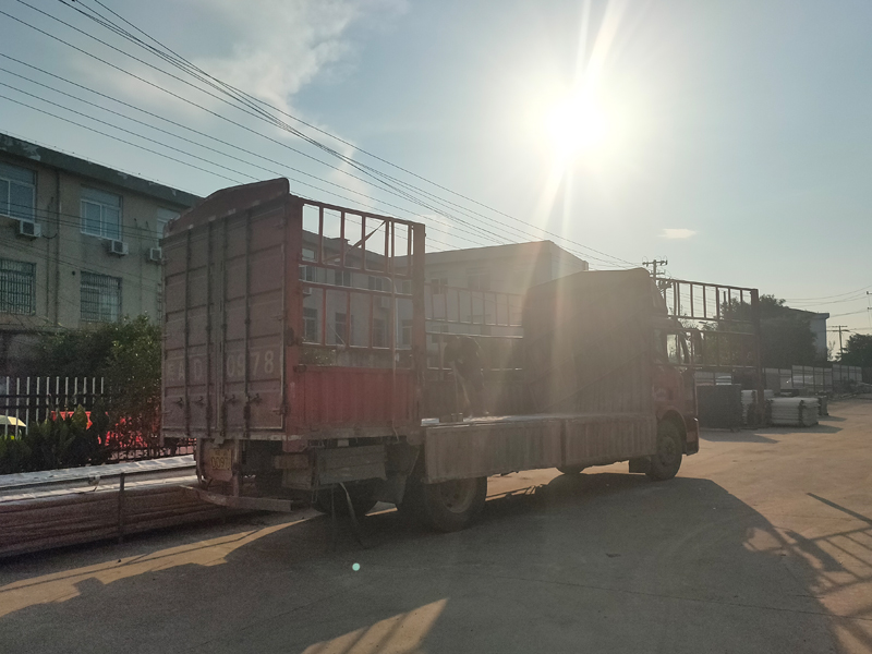 金用護欄2022年7月11日鋅鋼百葉窗裝車發貨！