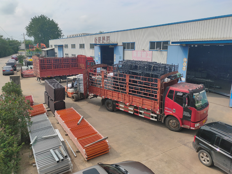 金用護欄2022年7月29日鋅鋼空調(diào)欄桿裝車發(fā)貨！