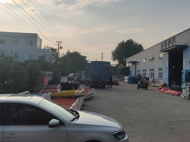 金用護(hù)欄2022年8月1日鋅鋼飄窗欄桿裝車發(fā)貨！