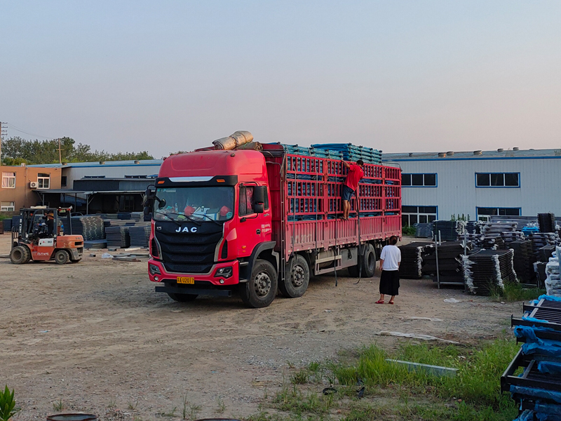 金用護欄2022年8月2日鋅鋼陽臺護欄裝車發貨！