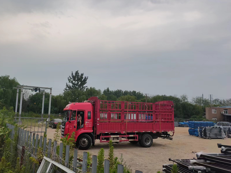 金用護(hù)欄2022年8月18日鋅鋼陽臺(tái)欄桿裝車發(fā)貨！