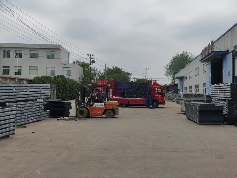 金用護欄2022年8月25日鋁合金百葉窗裝車發貨！