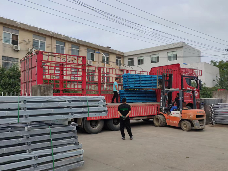 金用護欄2022年9月15日鋅鋼連廊欄桿裝車發貨! 金用護欄2022年9月15日鋅鋼連廊欄桿裝車發貨!