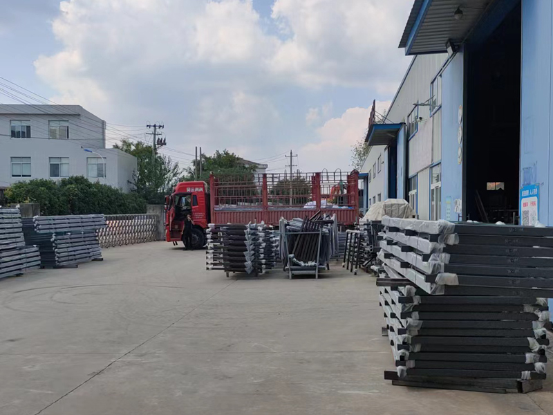 金用護(hù)欄2022年9月17日鋅鋼組裝護(hù)欄裝車發(fā)貨！