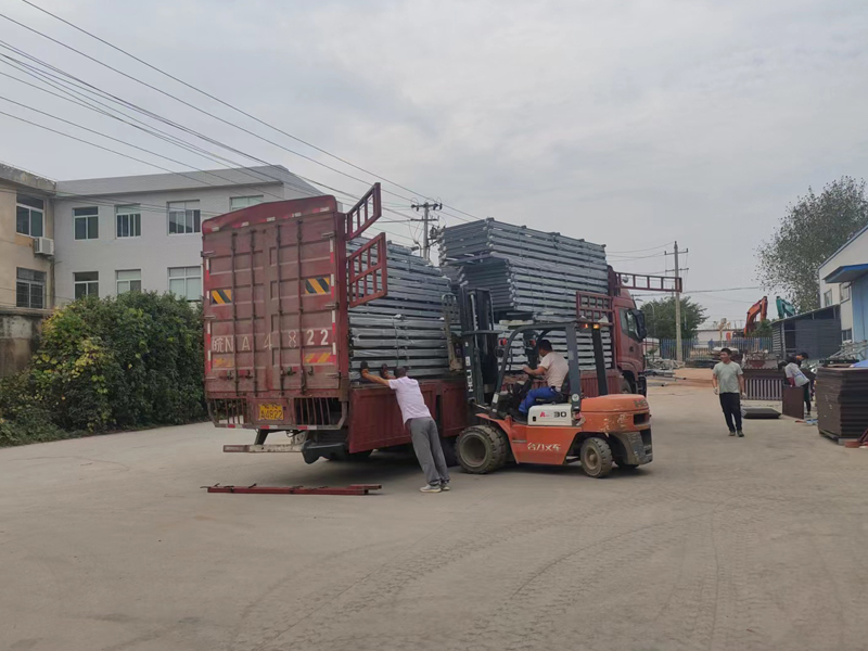 金用護欄2022年9月26日鋅鋼玻璃欄桿裝車發貨！