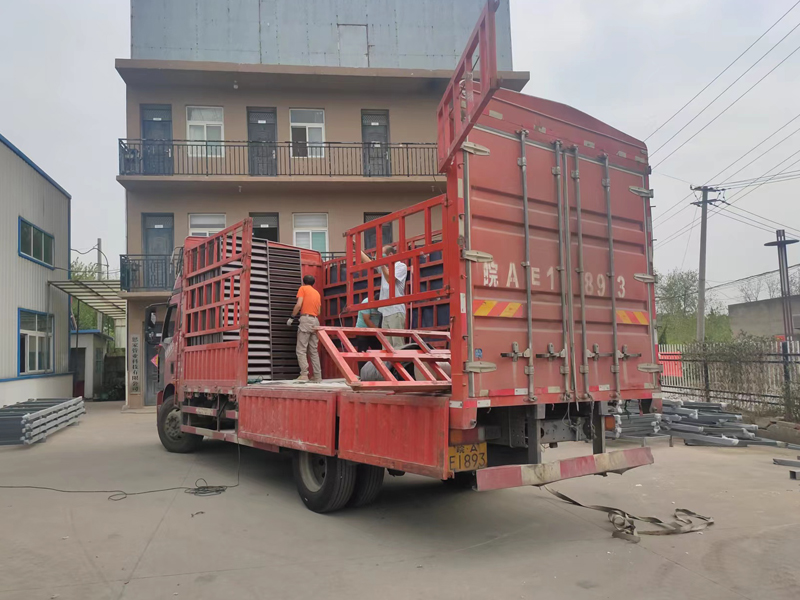 金用護欄2022年9月27日鋅鋼百葉窗裝車發(fā)貨! 金用護欄2022年9月27日鋅鋼百葉窗裝車發(fā)貨!