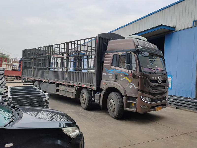 金用護欄2022年10月11日鋅鋼樓梯欄桿裝車發貨! 金用護欄2022年10月11日鋅鋼樓梯欄桿裝車發貨!