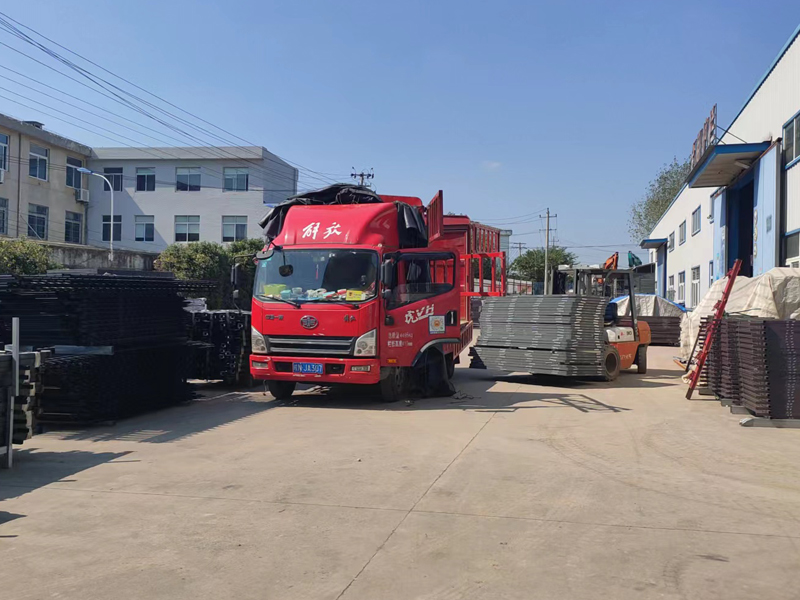 金用護(hù)欄2022年10月15日鋁合金百葉窗裝車(chē)發(fā)貨！