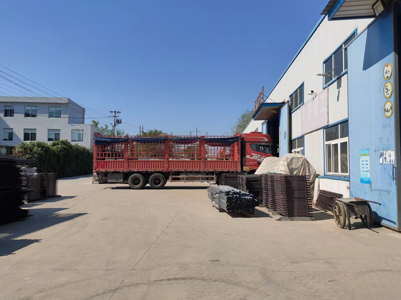 金用護(hù)欄2022年10月22日鋅鋼百葉窗裝車發(fā)貨！