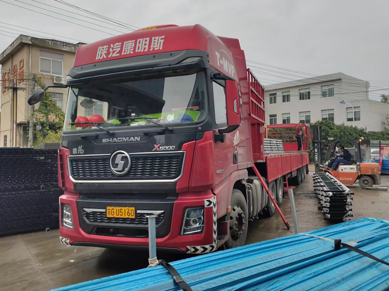 金用護欄2022年11月1日鋅鋼連廊欄桿裝車發(fā)貨! 金用護欄2022年11月1日鋅鋼連廊欄桿裝車發(fā)貨!