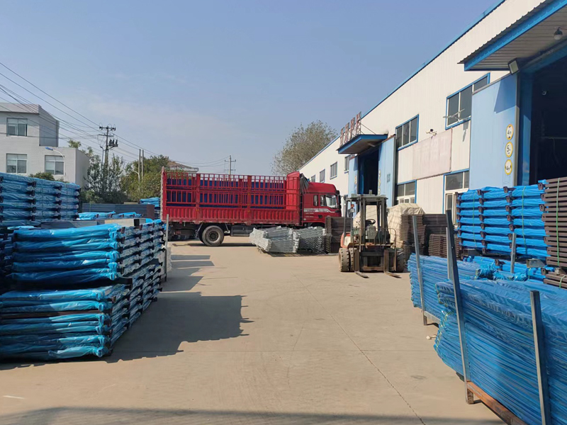 金用護欄2022年11月15日鋅鋼陽臺護欄裝車發貨！