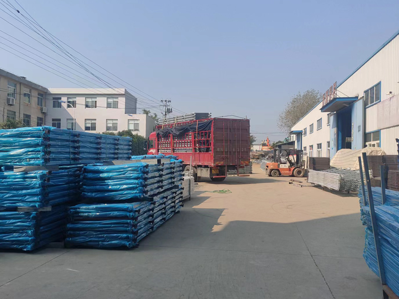 金用護欄2022年11月19日鋅鋼玻璃護欄裝車發(fā)貨！