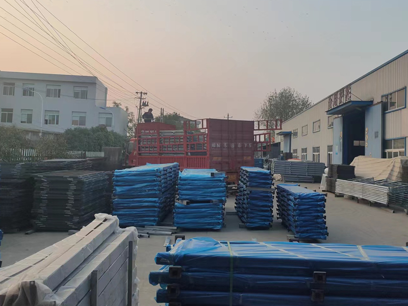 金用護(hù)欄2022年11月22日鋅鋼玻璃欄桿裝車發(fā)貨！