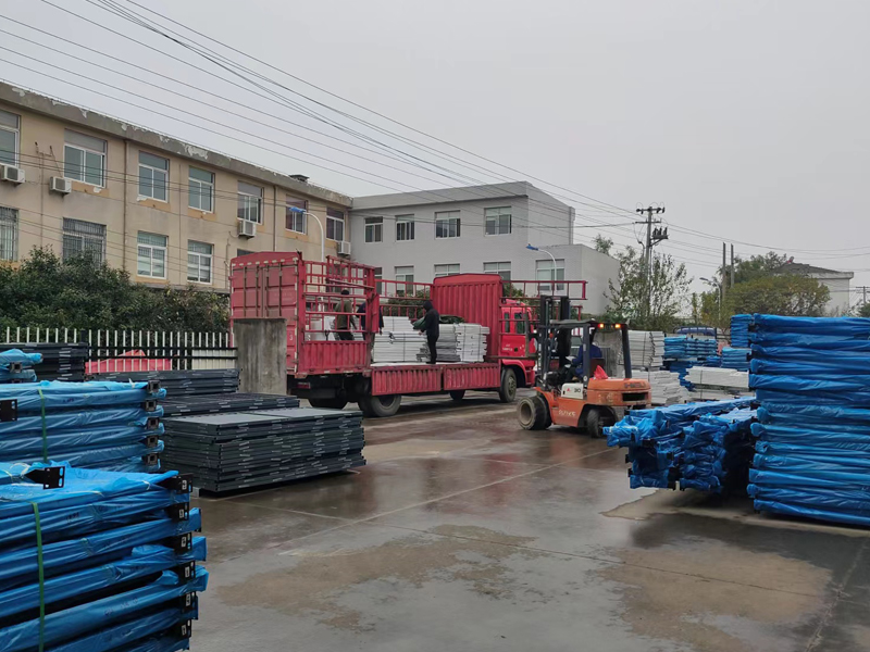 金用護欄2022年11月24日鋅鋼護窗欄桿裝車發貨！